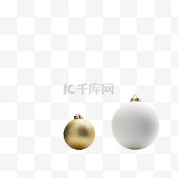金色圣诞球素材图片_白桌金色圣诞球上绿杉冬季树枝的