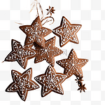 星形的节日圣诞姜饼饼干躺在木质的深棕色表面上