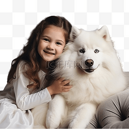 可爱的小女孩和萨莫耶德狗坐在沙