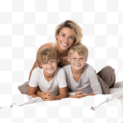 母亲和两个孩子躺在床上，房间里
