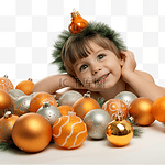 圣诞男孩躺在皮肤上，周围是橘子玩具圣诞树装饰品