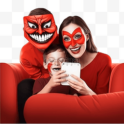 坐沙发上的人图片_母子在红色沙发上玩得很开心，并