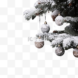 森林里装饰精美的雪圣诞树的特写