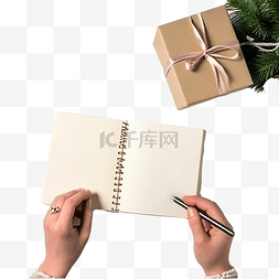 圣诞笔记本图片_在带有礼品盒和美味圣诞自制饼干