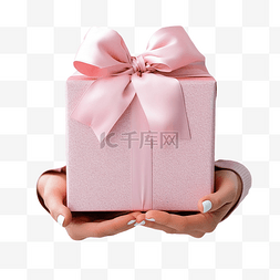 手里拿着漂亮的粉色礼盒，靠在圣
