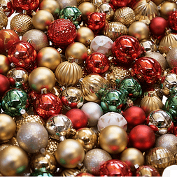 圣诞球红色图片_市场上有很多圣诞装饰品和圣诞球