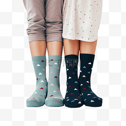 家里穿着温暖袜子的年轻夫妇的腿
