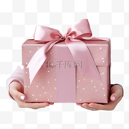 礼盒礼盒k图片_手里拿着漂亮的粉色礼盒，靠在圣
