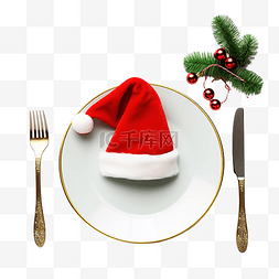 冷杉树枝和餐具，配有圣诞老人帽