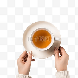 拿杯子图片_女手拿着一杯茶，桌上有圣诞树