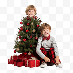快乐的孩子们在圣诞树附近和兄弟