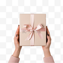 带礼品图片_女手握着白木桌上带粉红丝带的圣