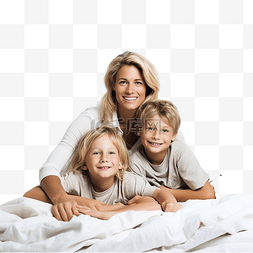 母亲和两个孩子躺在床上，房间里