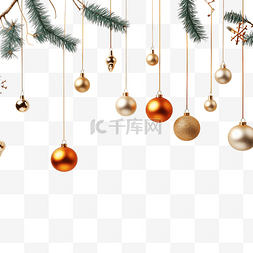 圣诞树枝和挂在上面的暖色玩具
