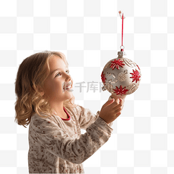 小女孩在家玩圣诞树装饰