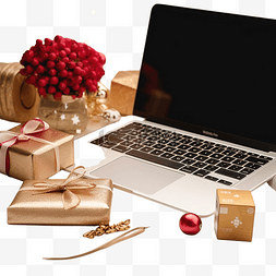 女手在笔记本电脑和各种圣诞物品
