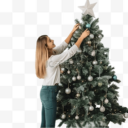 可爱的少女在客厅里装饰圣诞树