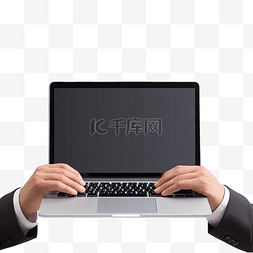 笔记本电脑白色图片_男子在空白屏幕笔记本电脑上打字