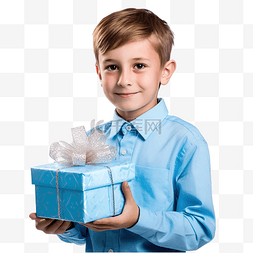 美丽的小男孩在圣诞树附近拿着一