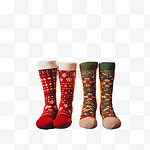 圣诞节时家人穿着羊毛袜的腿在壁炉旁的特写照片