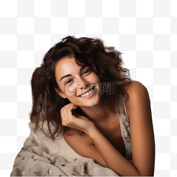 迷人的笑容图片_快乐迷人的黑发女孩躺在家里的圣