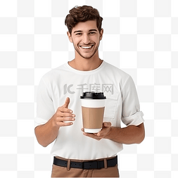 微笑的年轻人在外卖杯中提供咖啡