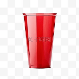 空的红色塑料杯与反射地板隔离用