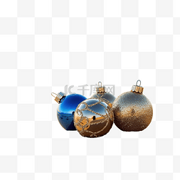海洋沙滩上的金色和蓝色圣诞球