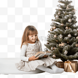 坐在一棵程式化的圣诞树旁的小女