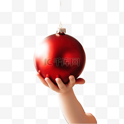 圣诞节日落时拿着红色圣诞球的孩
