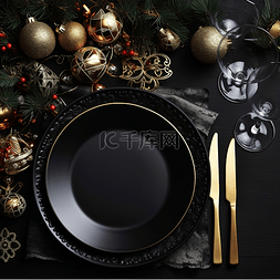 黑色盘子和餐具，黑暗中配有圣诞