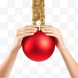 圣诞树闪光树图片_女手拿着两个金色圣诞树小玩意穿