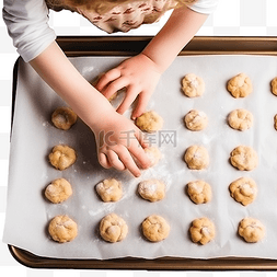 一个小女孩的手做糕点饼干