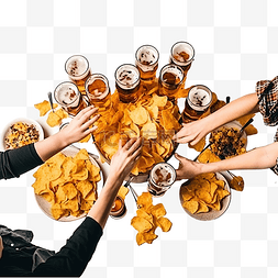 狂放大笑图片_桌子上放着薯条和啤酒，供一群人
