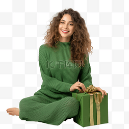 圣诞树上，一个穿着针织毛衣的女