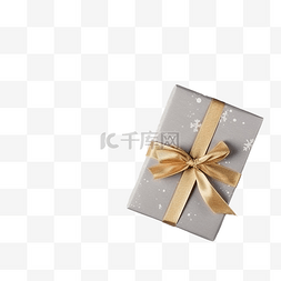 灰色表面上漂亮的礼品盒和圣诞装