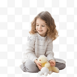 玩具礼物盒图片_可爱的小女孩坐在家里的圣诞树旁