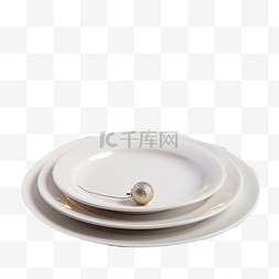 圣诞桌上有餐具的白盘子