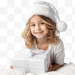 戴着帽子坐着的人图片_戴着圣诞老人帽子的快乐小女孩坐
