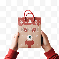手里拿着可爱的驯鹿装饰的圣诞纸
