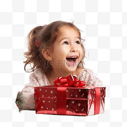 好奇的小女孩微笑着打开圣诞礼物