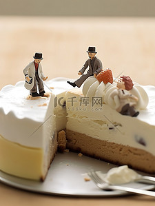 奶油甜品插画图片_微距小人在制作美味的奶油冰淇淋蛋糕8