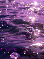 闪亮的钻石漂浮在淡紫色的水上图片