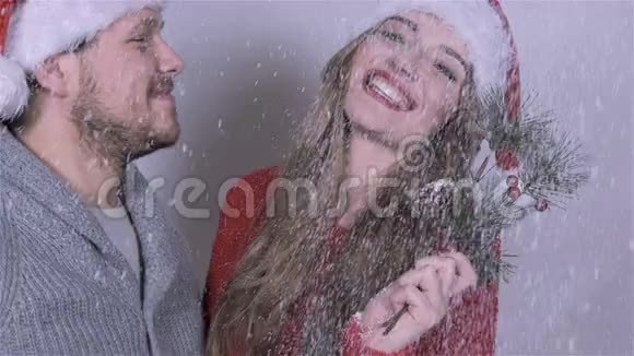 可爱的圣诞夫妇在白色的背景下吹雪 千库网