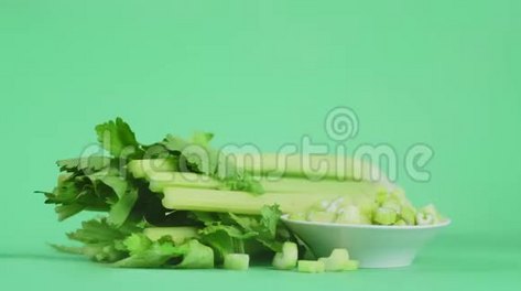 新鲜的绿色芹菜，用凉蒸汽。