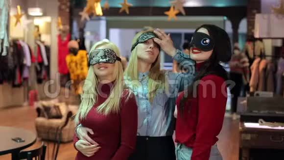 服装店里三个多岁的漂亮年轻女孩戴着睡眠面具 千库网