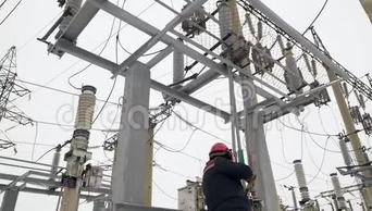 重工业工人安全帽对电厂设备的电能工作
