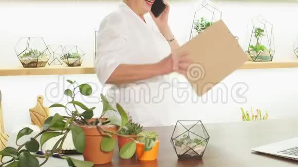 女花匠工作时用手机聊天 千库网