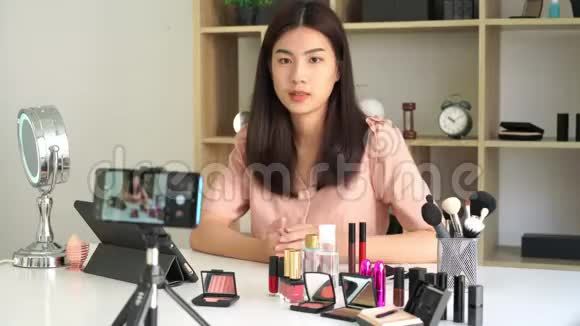亚洲女性赠送美容产品4k视频 并通过家庭互联网向社交网络直播美容产品 千库网