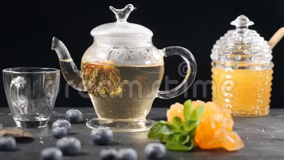 玻璃茶中盛开的绿色中国花茶 茶道 蓝莓 玻璃罐加蜂蜜 饮用开水 千库网